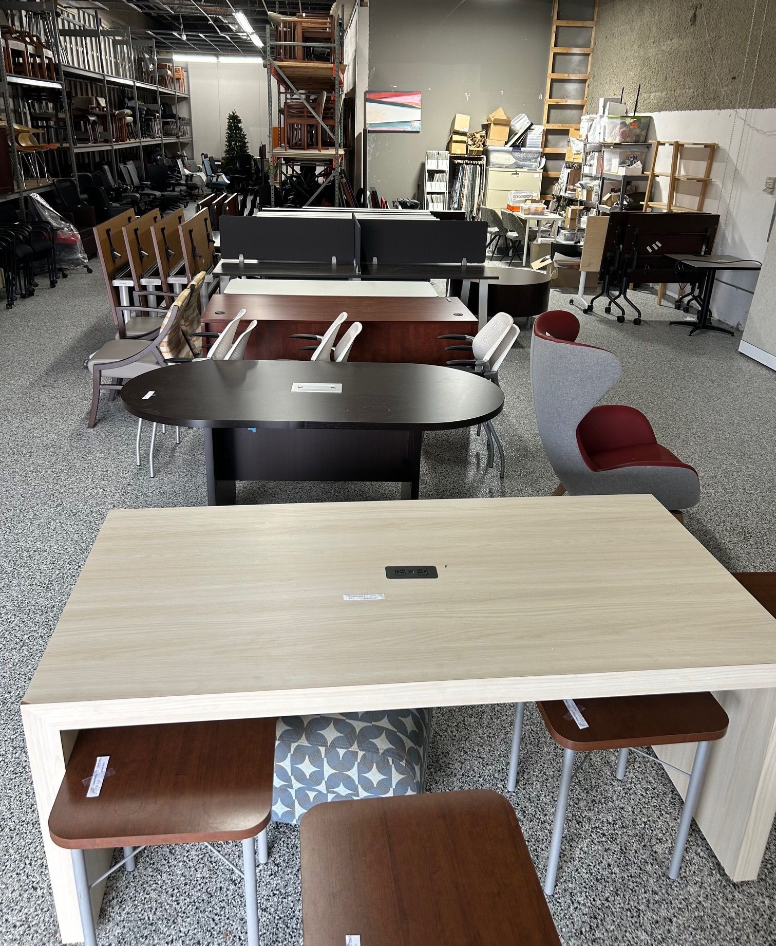 Indianapolis Used Office Furniture, Used desk, used desks, used conference table, used conference tables, used office chairs, used task chairs, used lounge furniture, used reception desks, used training room furniture